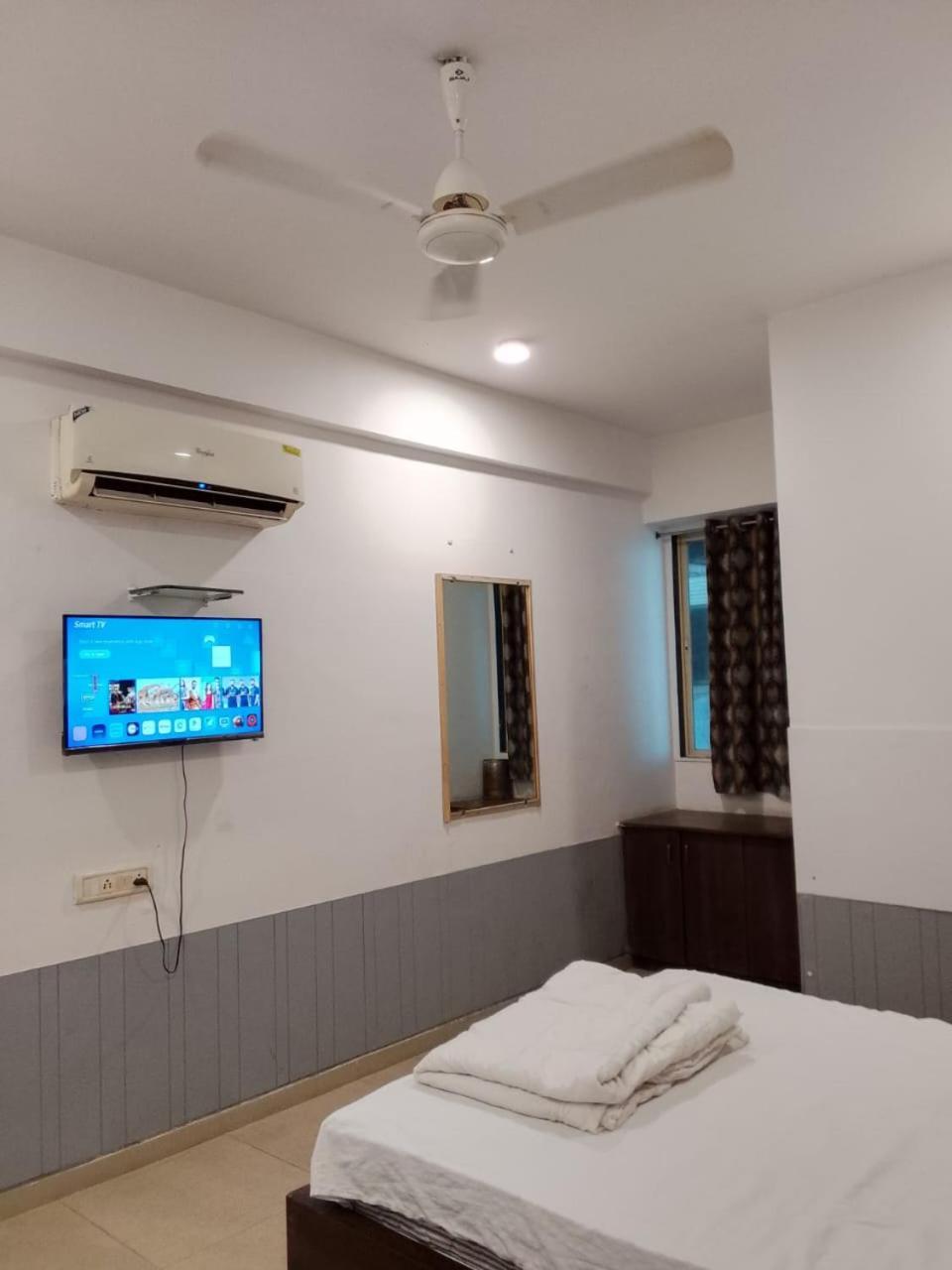 Infinity Rooms & Banquet Surat Exterior foto